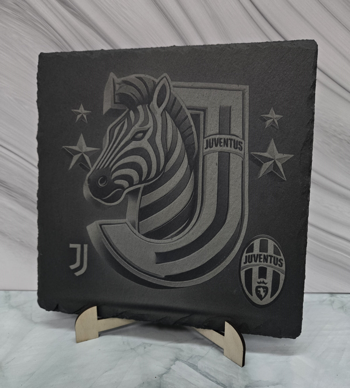Гравирана вулканична плочка, вдъхновена от Juventus
