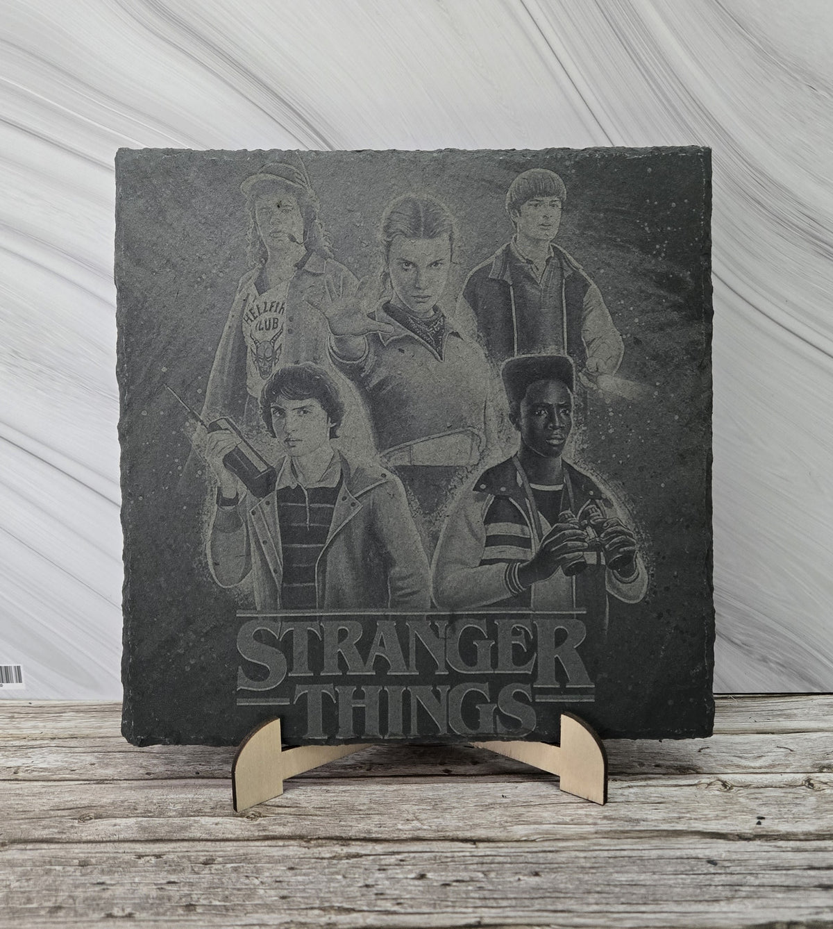 Гравирана вулканична плочка, вдъхновена от Stranger Things