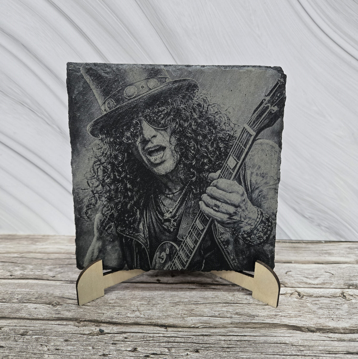 Гравирана вулканична плочка, вдъхновена от Slash