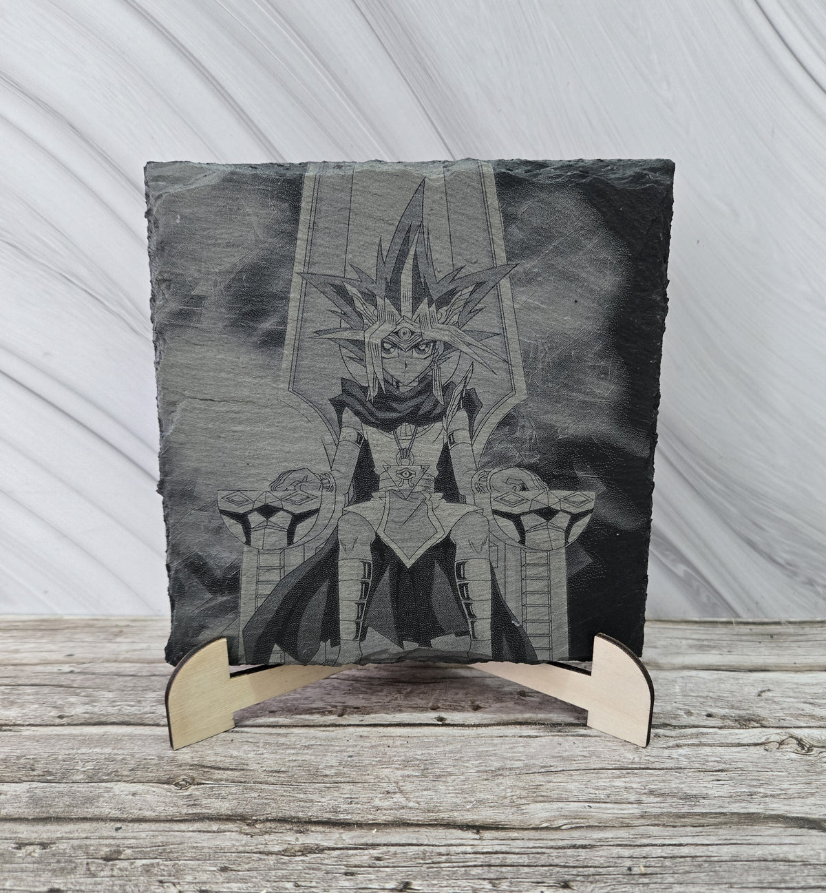 Гравирана вулканична плочка, вдъхновена от Yu-Gi-Oh!