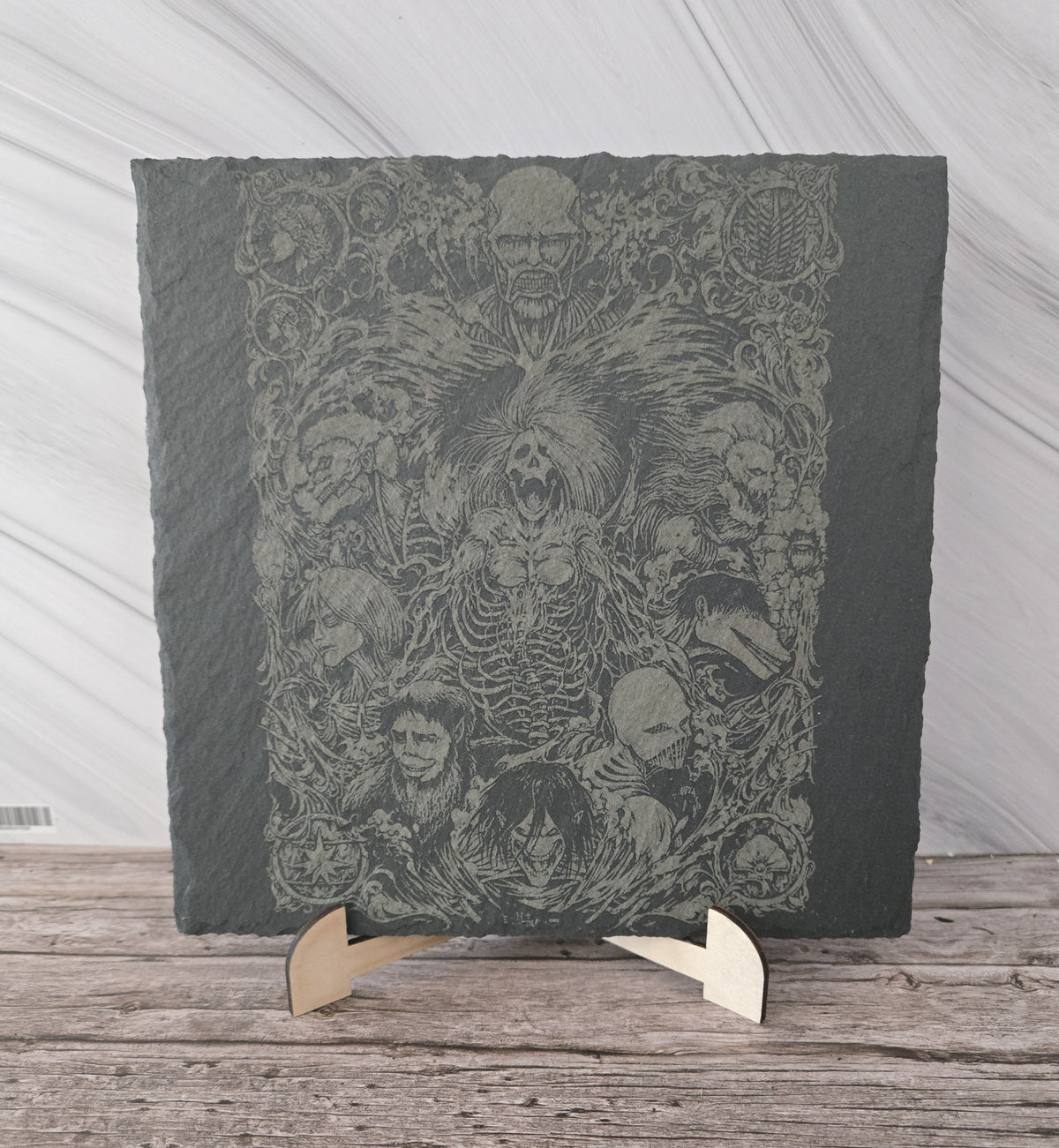 Гравирана вулканична плочка вдъхновена от Shingeki no Kyojin 3
