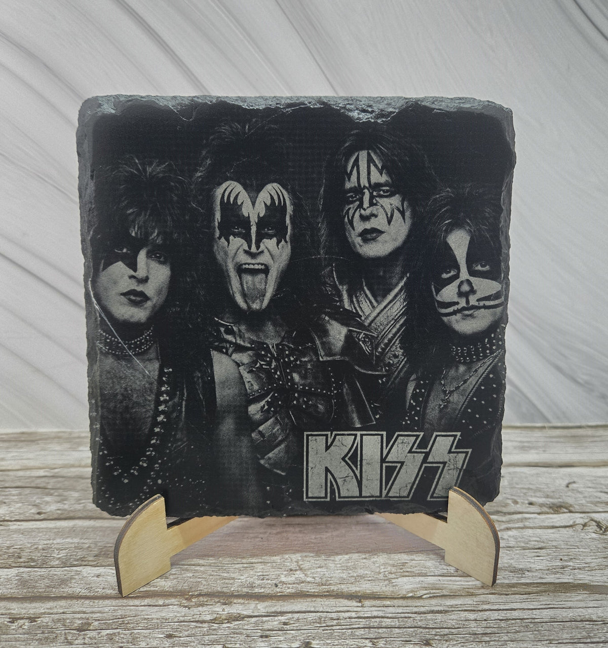Гравирана вулканична плочка KISS