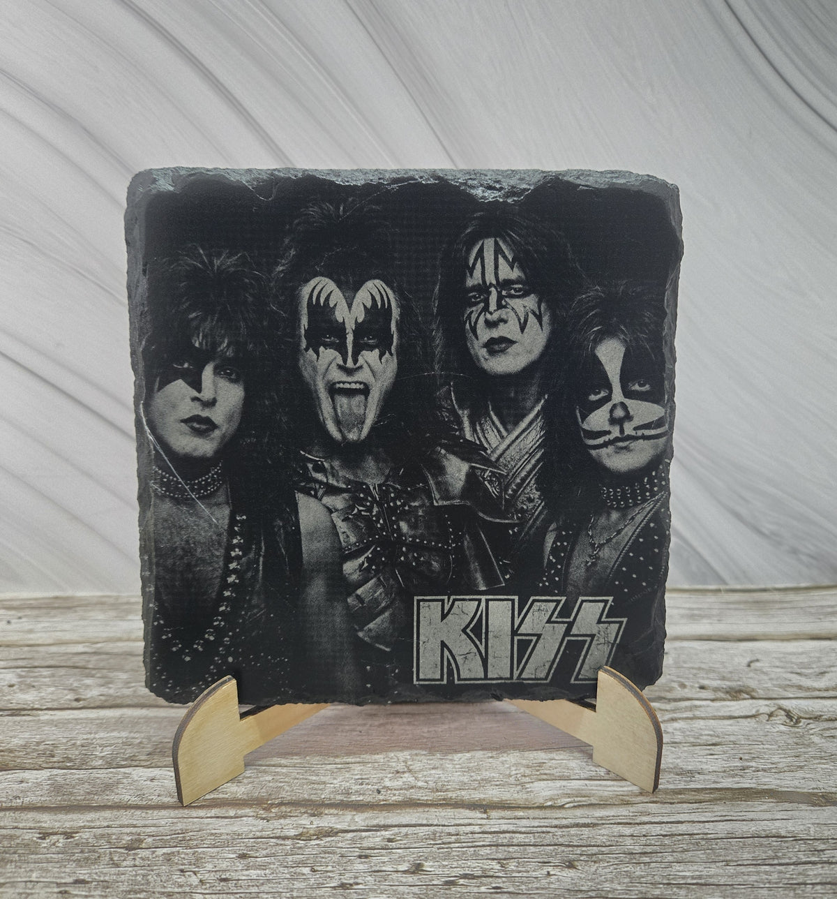 Гравирана вулканична плочка KISS