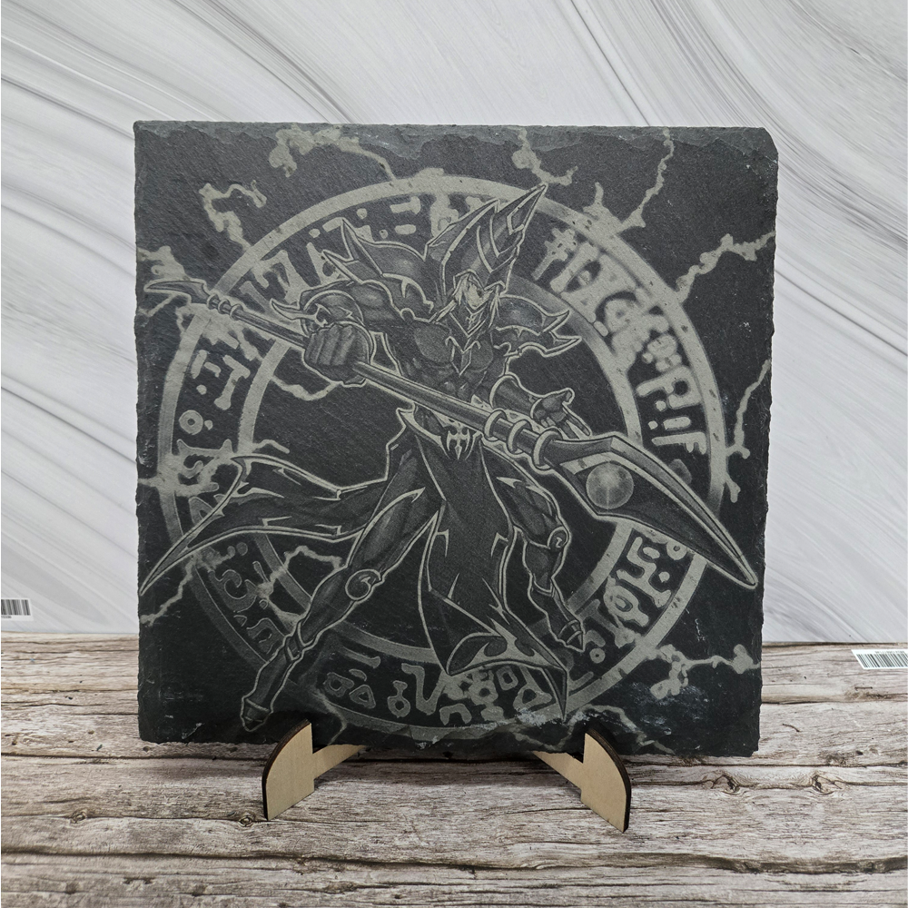 Гравирана вулканична плочка, вдъхновена от Dark Magician