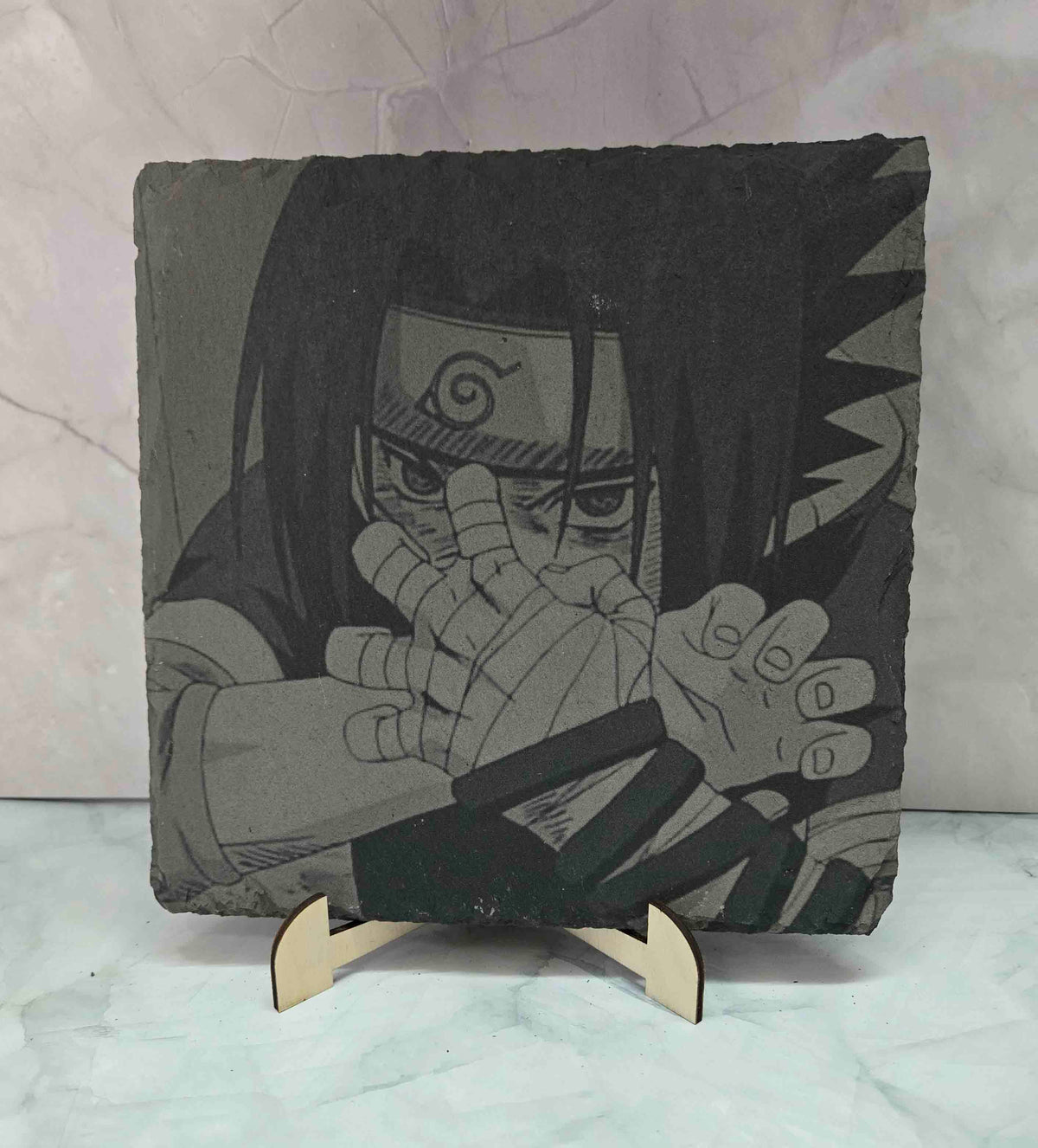 Гравирана вулканична плочка, вдъхновена от Naruto Sasuke