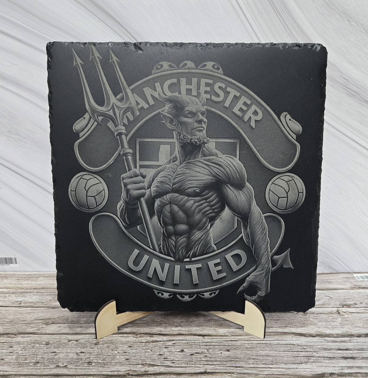 Гравирана вулканична плочка, вдъхновена от Manchester United