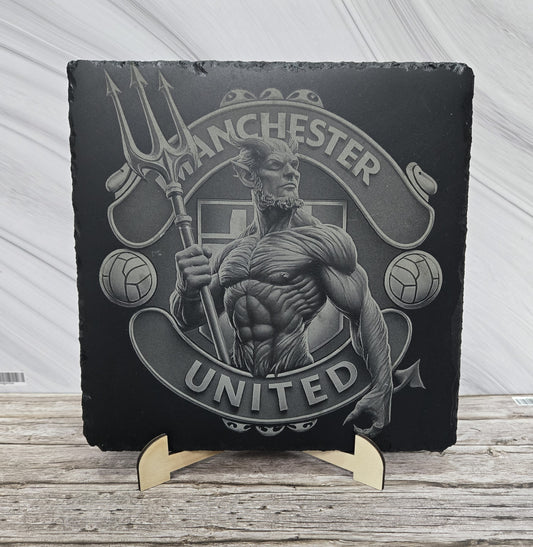 Гравирана вулканична плочка, вдъхновена от Manchester United