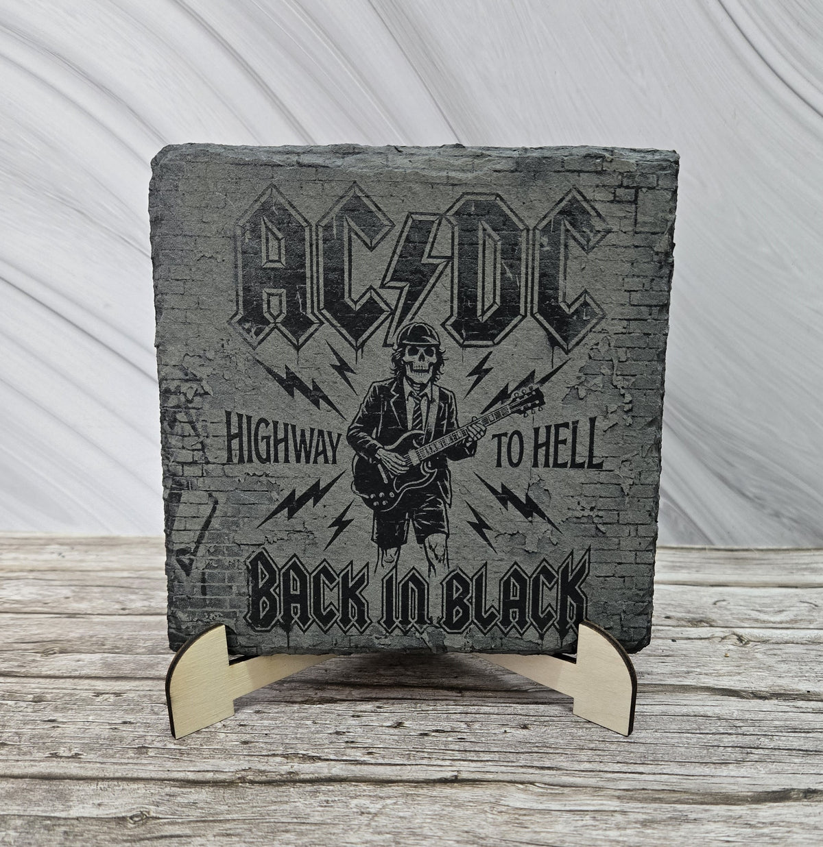 Гравирана вулканична плочка AC/DC