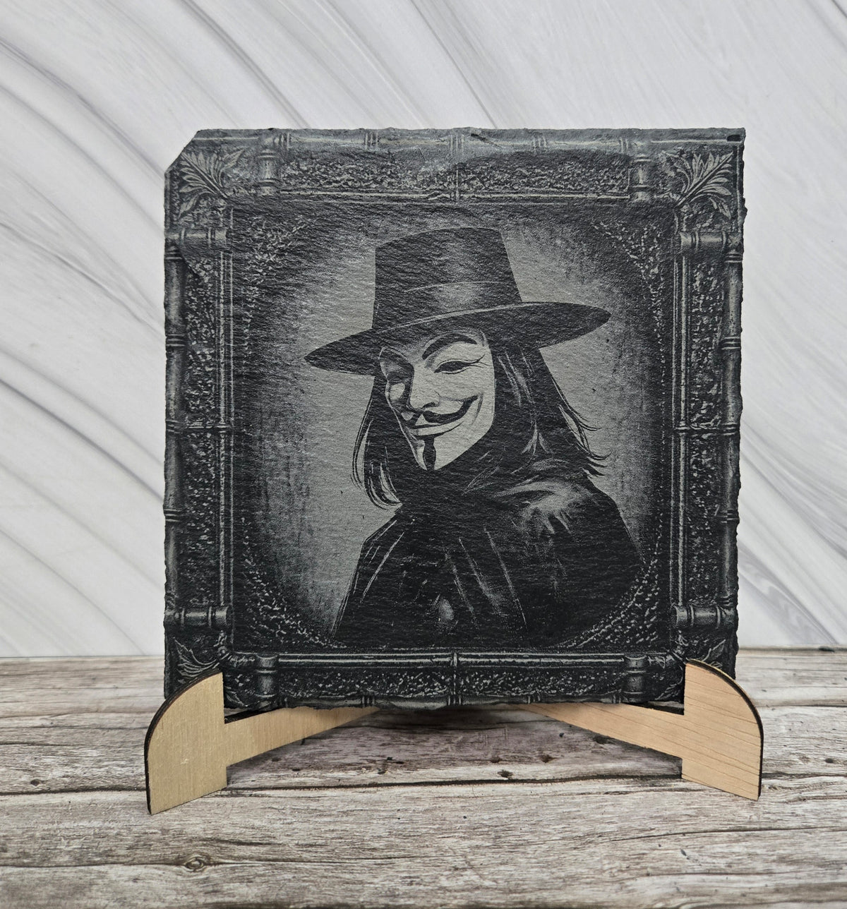 Гравирана вулканична плочка V for Vendetta