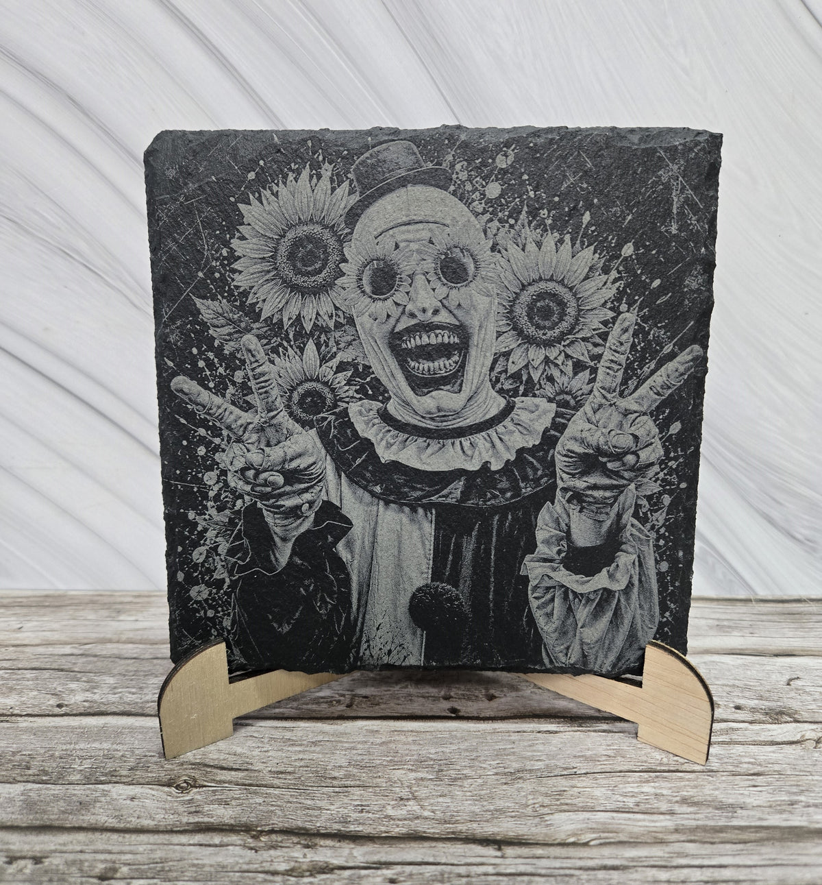 Гравирана вулканична плочка Art the Clown