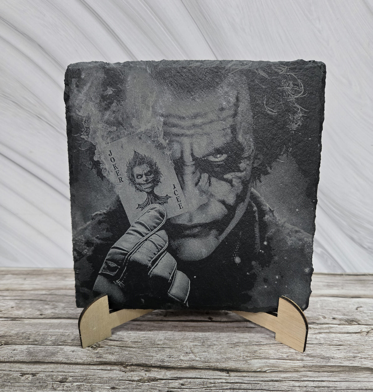 Гравирана вулканична плочка Joker