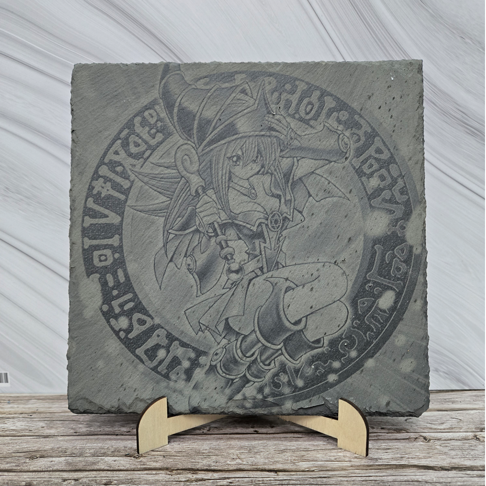 Гравирана вулканична плочка, вдъхновена от Dark Magician Girl