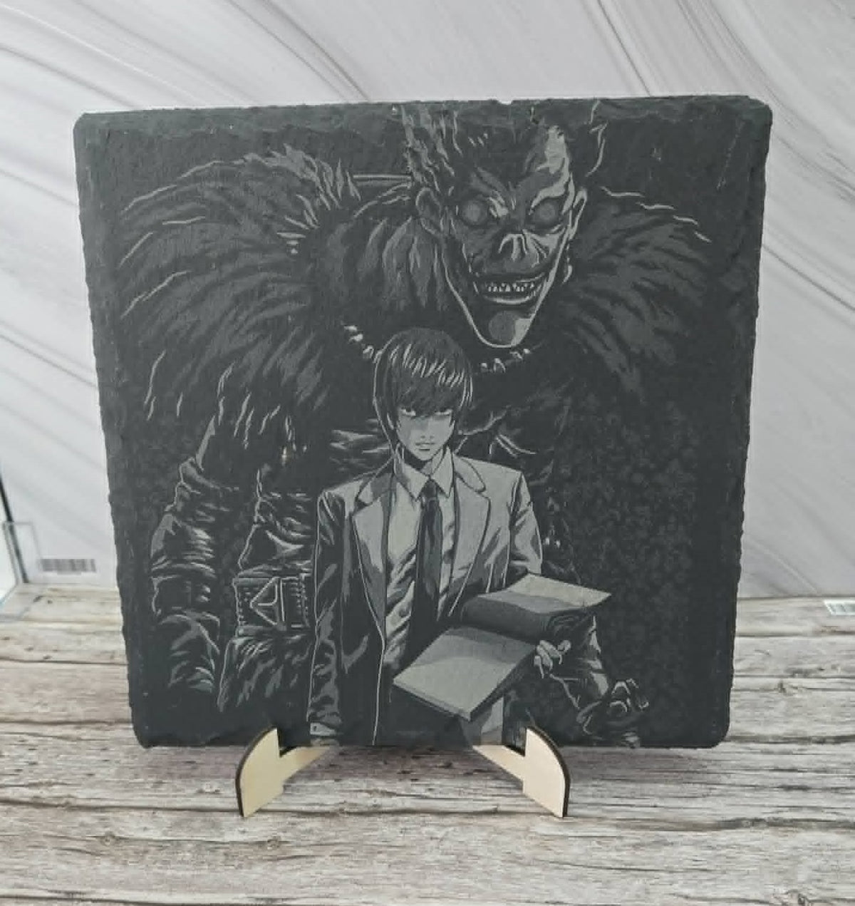 Гравирана вулканична плочка, вдъхновена от Death Note